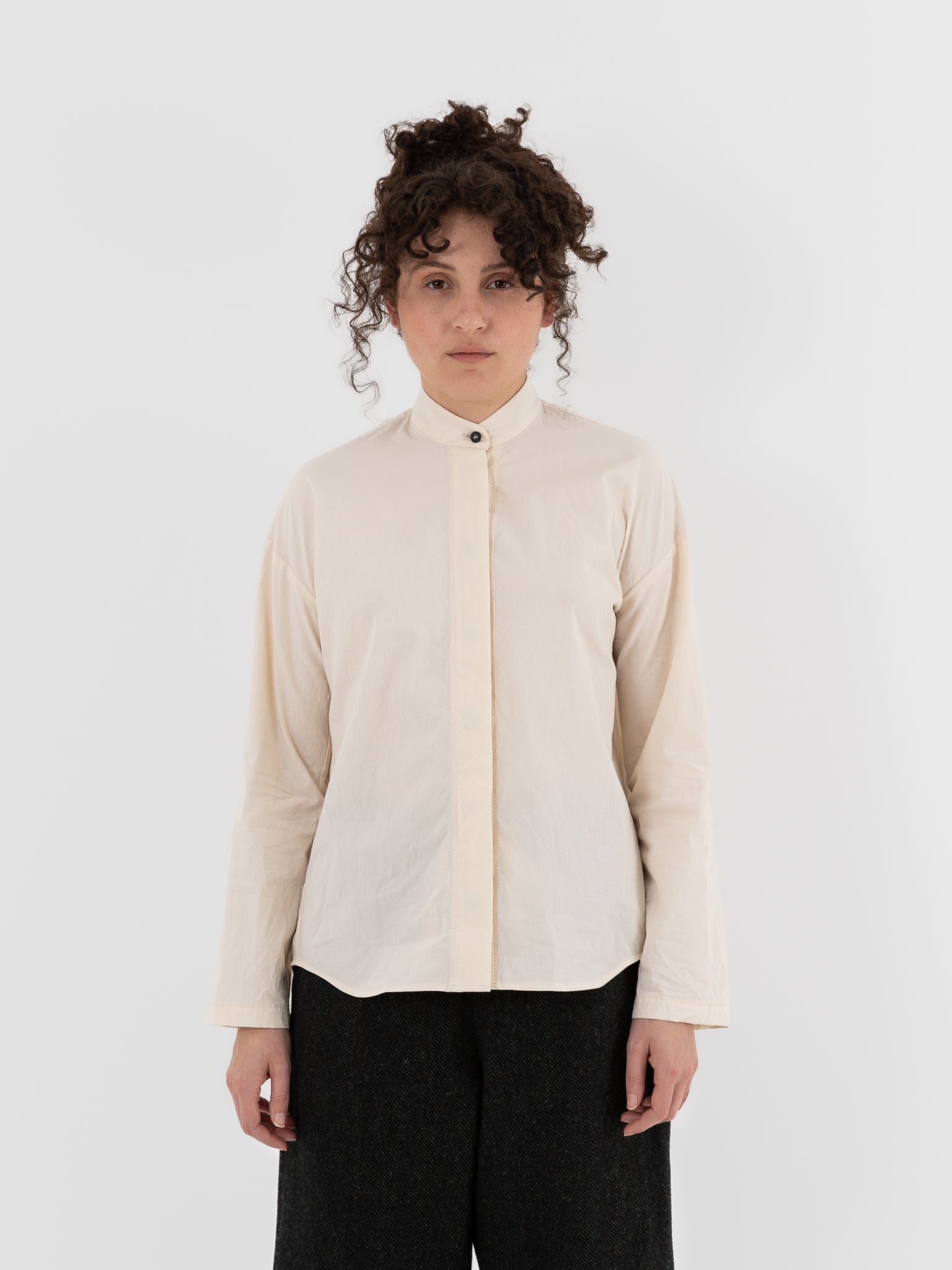 Der Antagonist Shirt 27 in Natural - DER ANTAGONIST at Worthwhile - shop TOP