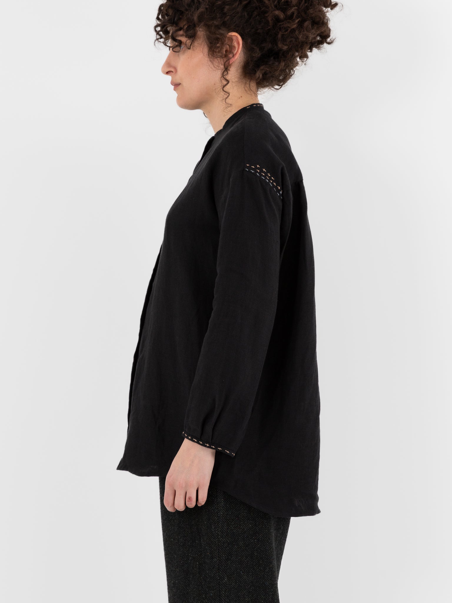 Der Antagonist Shirt 25 in Black with Stitching - DER ANTAGONIST at Worthwhile - shop TOP