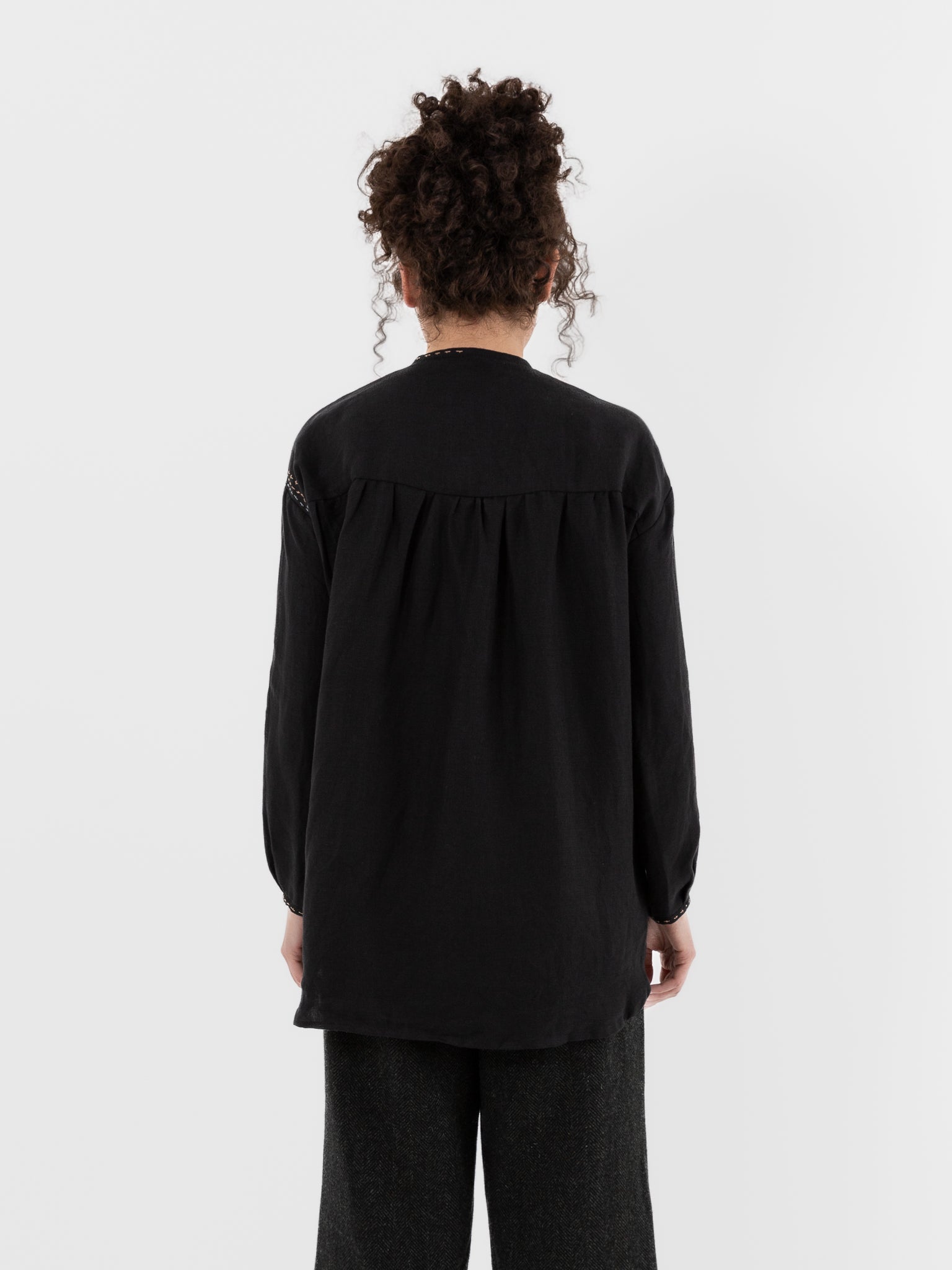 Der Antagonist Shirt 25 in Black with Stitching - DER ANTAGONIST at Worthwhile - shop TOP