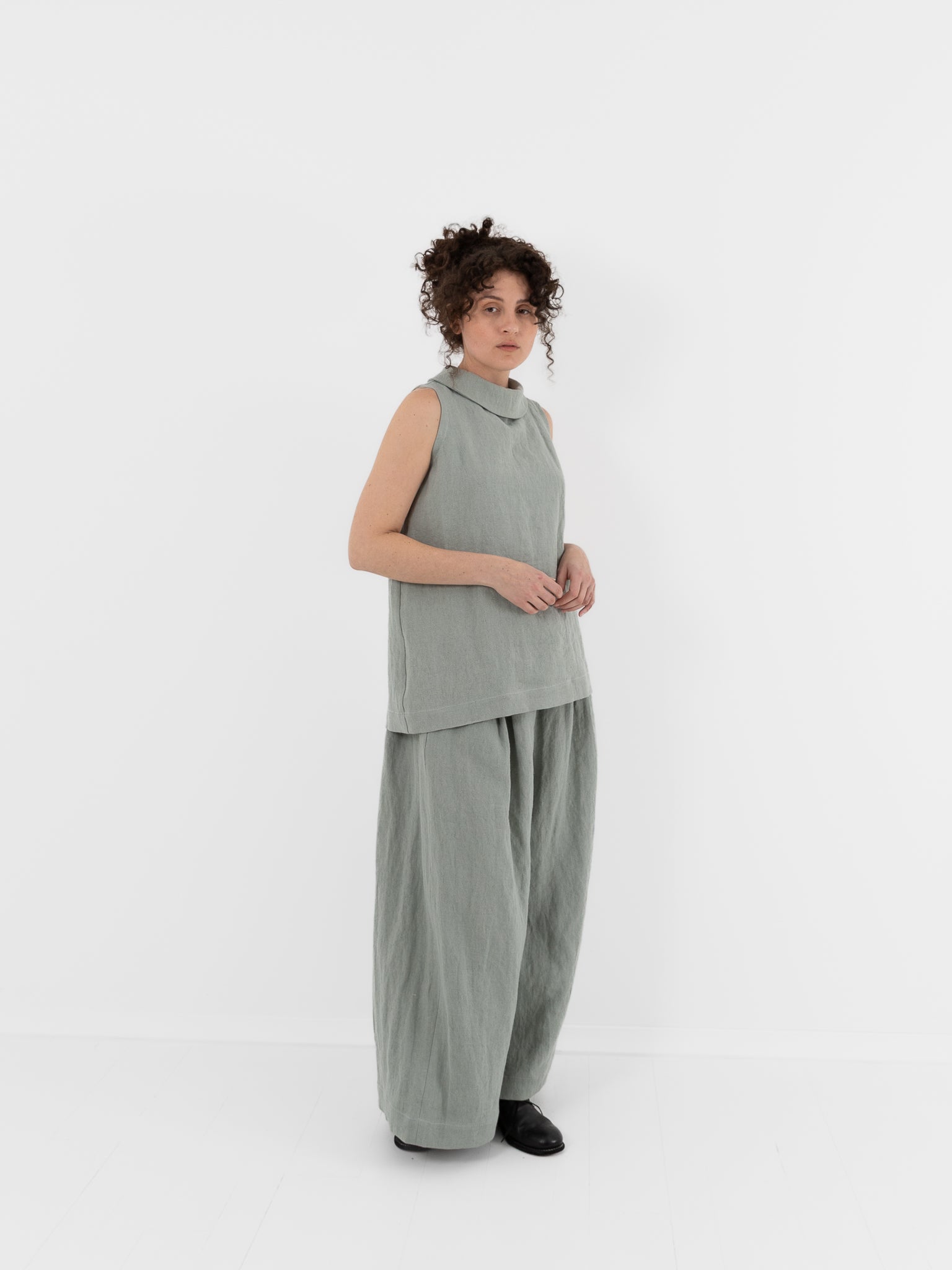 Der Antagonist Shirt 28 in Celadon - DER ANTAGONIST at Worthwhile - shop VEST