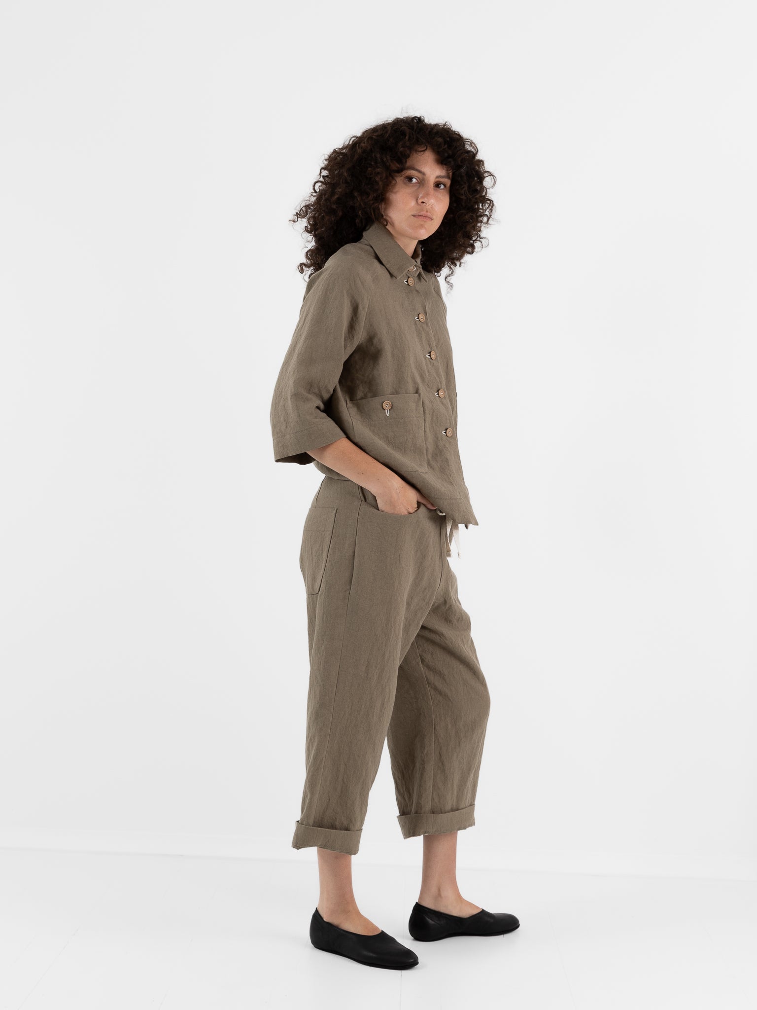 Der Antagonist Trouser in Moss Green - DER ANTAGONIST at Worthwhile - shop JACKET