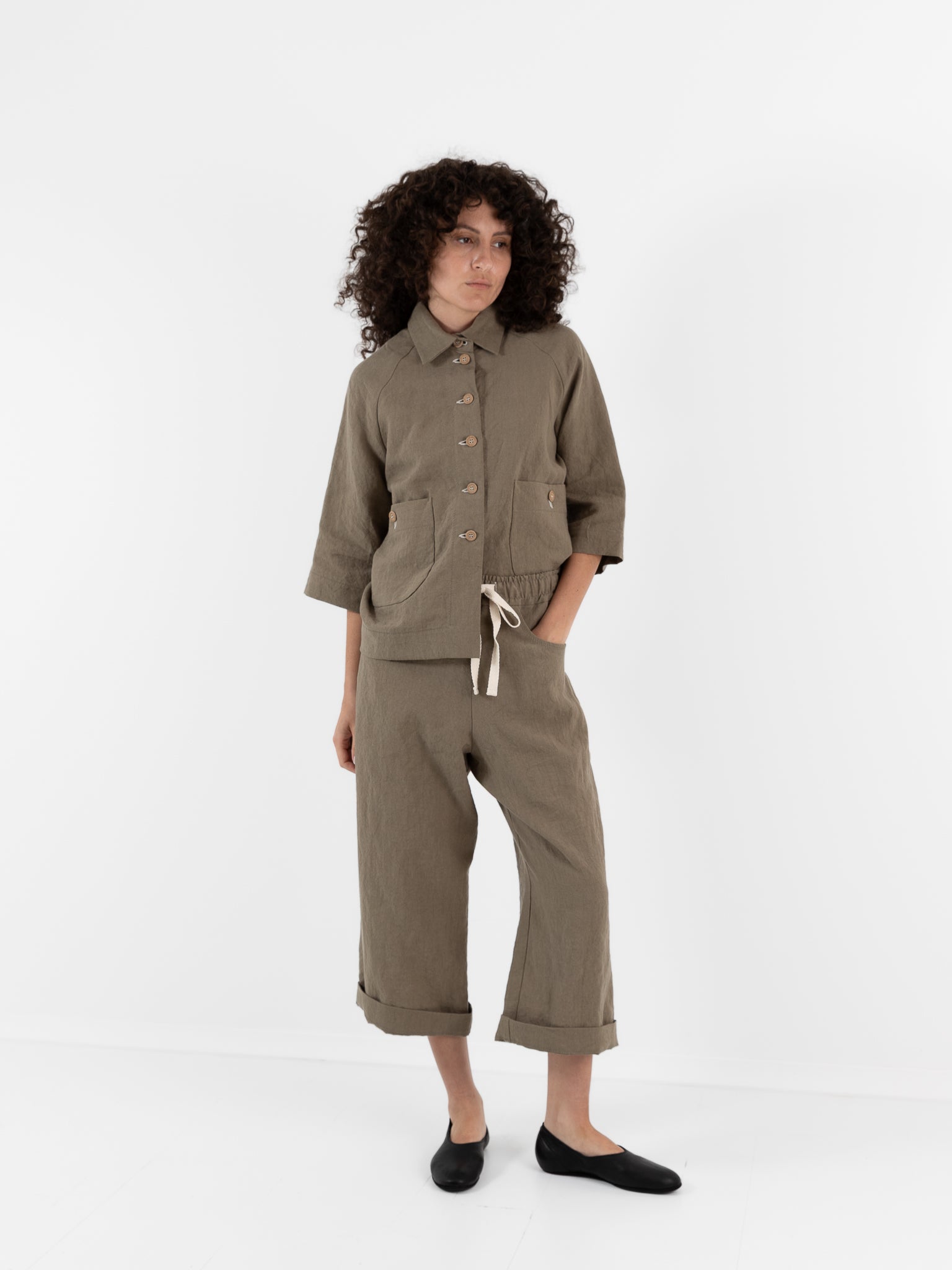 Der Antagonist Trouser in Moss Green - DER ANTAGONIST at Worthwhile - shop JACKET