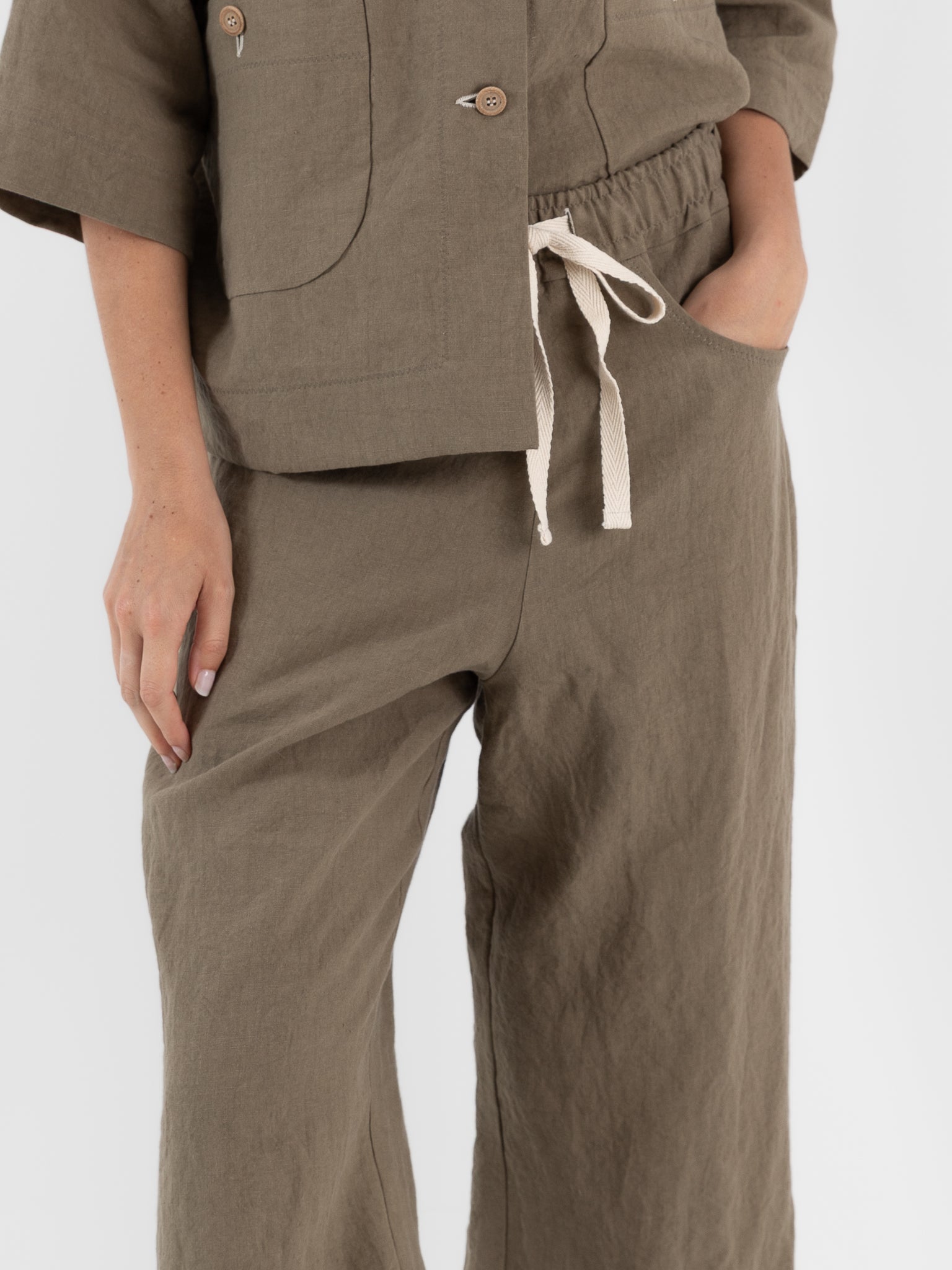 Der Antagonist Trouser in Moss Green - DER ANTAGONIST at Worthwhile - shop JACKET