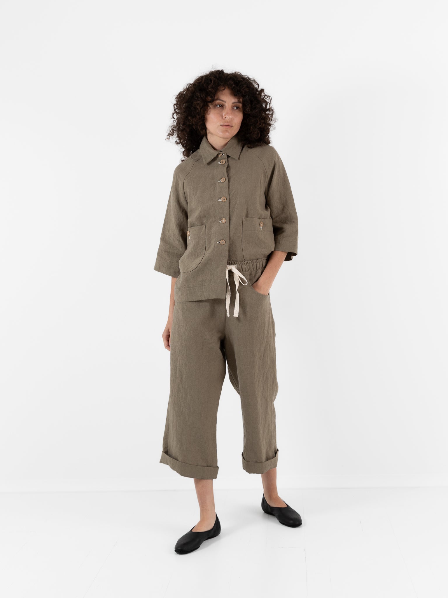 Der Antagonist Trouser in Moss Green - DER ANTAGONIST at Worthwhile - shop JACKET