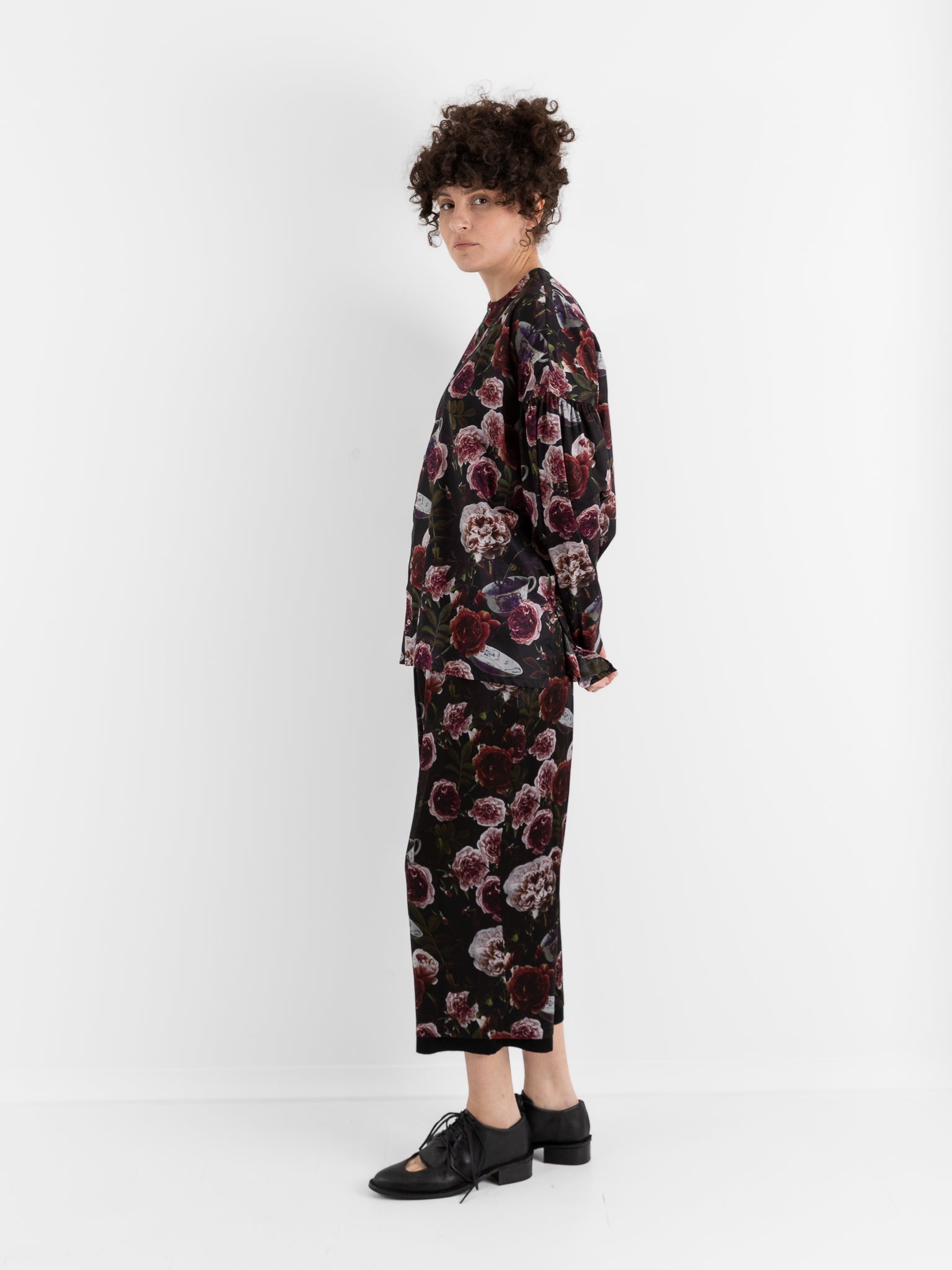 École De Curiosités Basil Shirt in Black/Roses - ECOLE DE CURIOSITES at Worthwhile - shop TOP