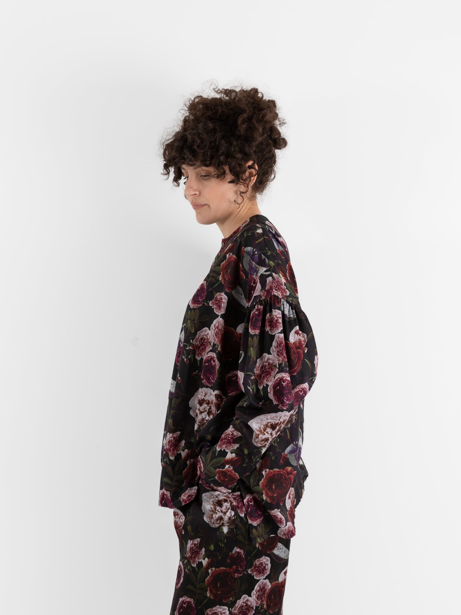 École De Curiosités Basil Shirt in Black/Roses - ECOLE DE CURIOSITES at Worthwhile - shop TOP