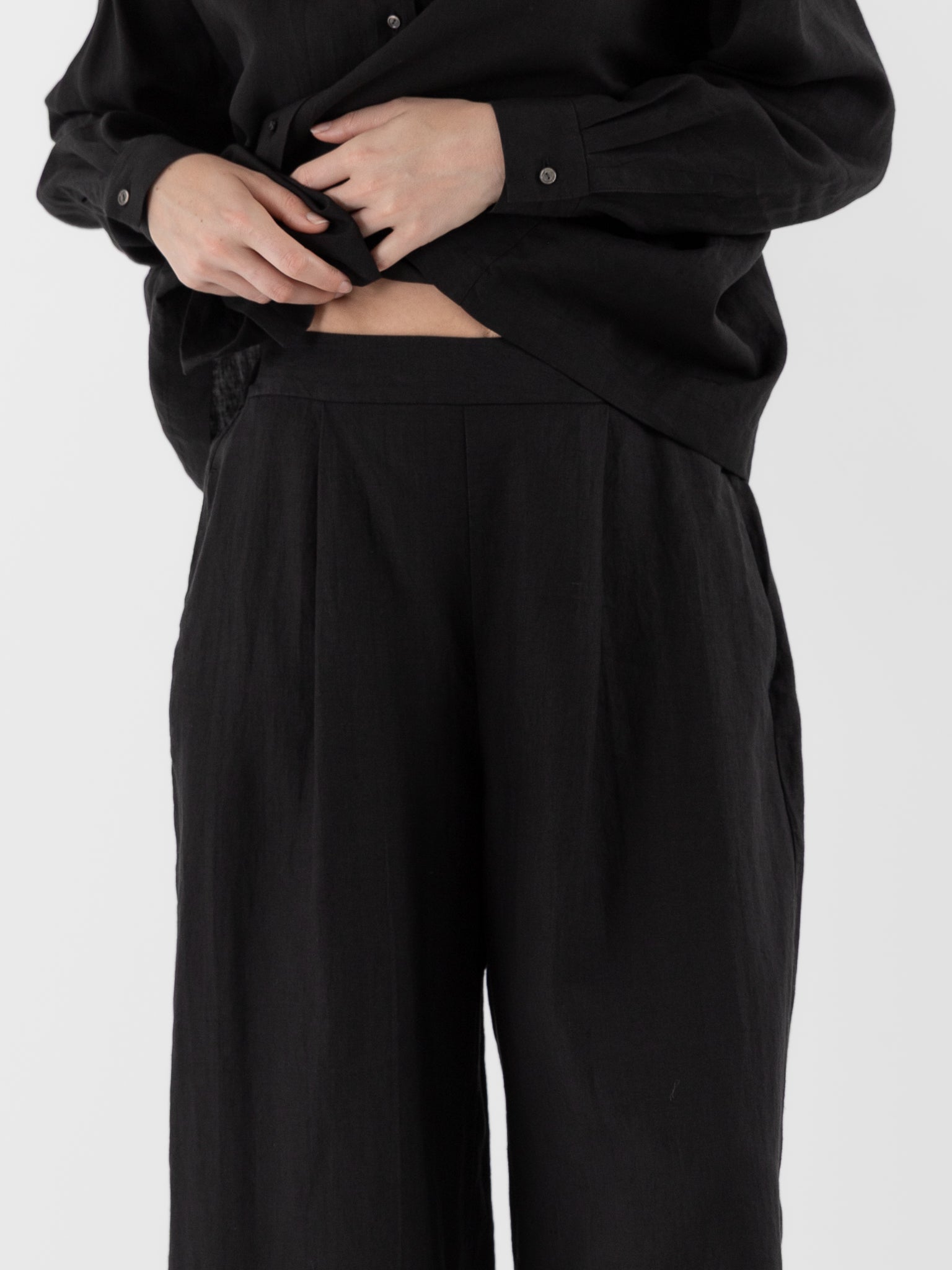 Arts & Science Back Tuck Easy Wide Pants in Black - ARTS & SCIENCE at Worthwhile - shop PANT