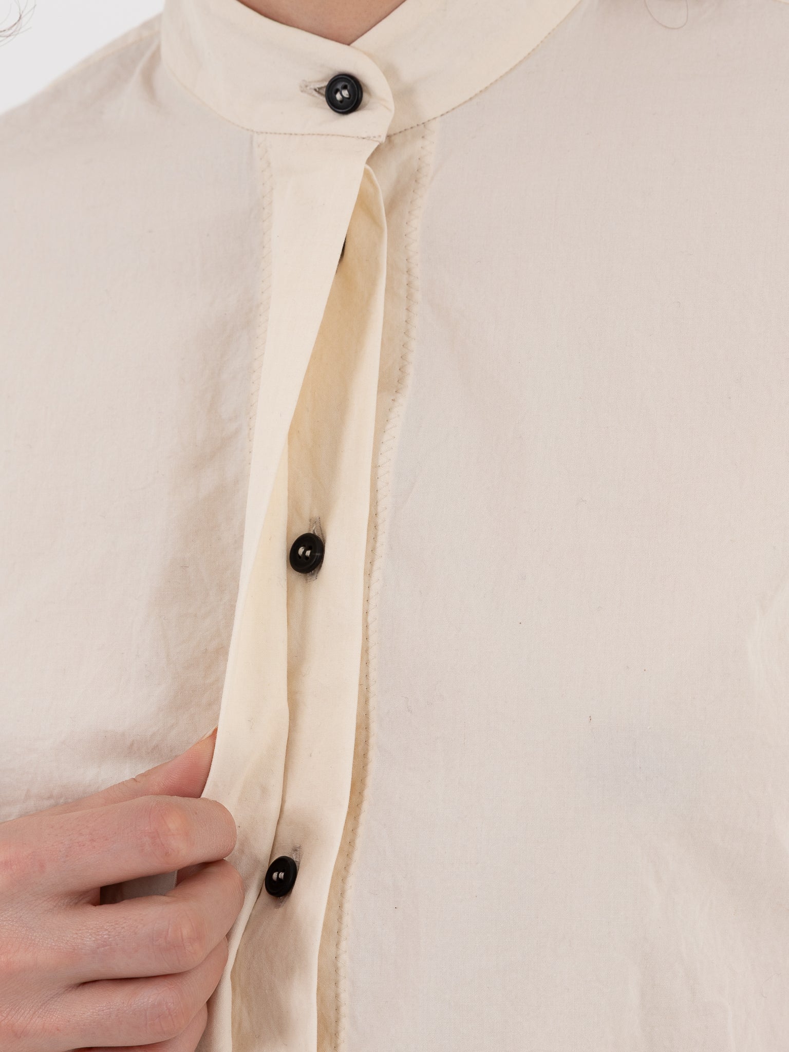 Der Antagonist Shirt 27 in Natural - DER ANTAGONIST at Worthwhile - shop TOP