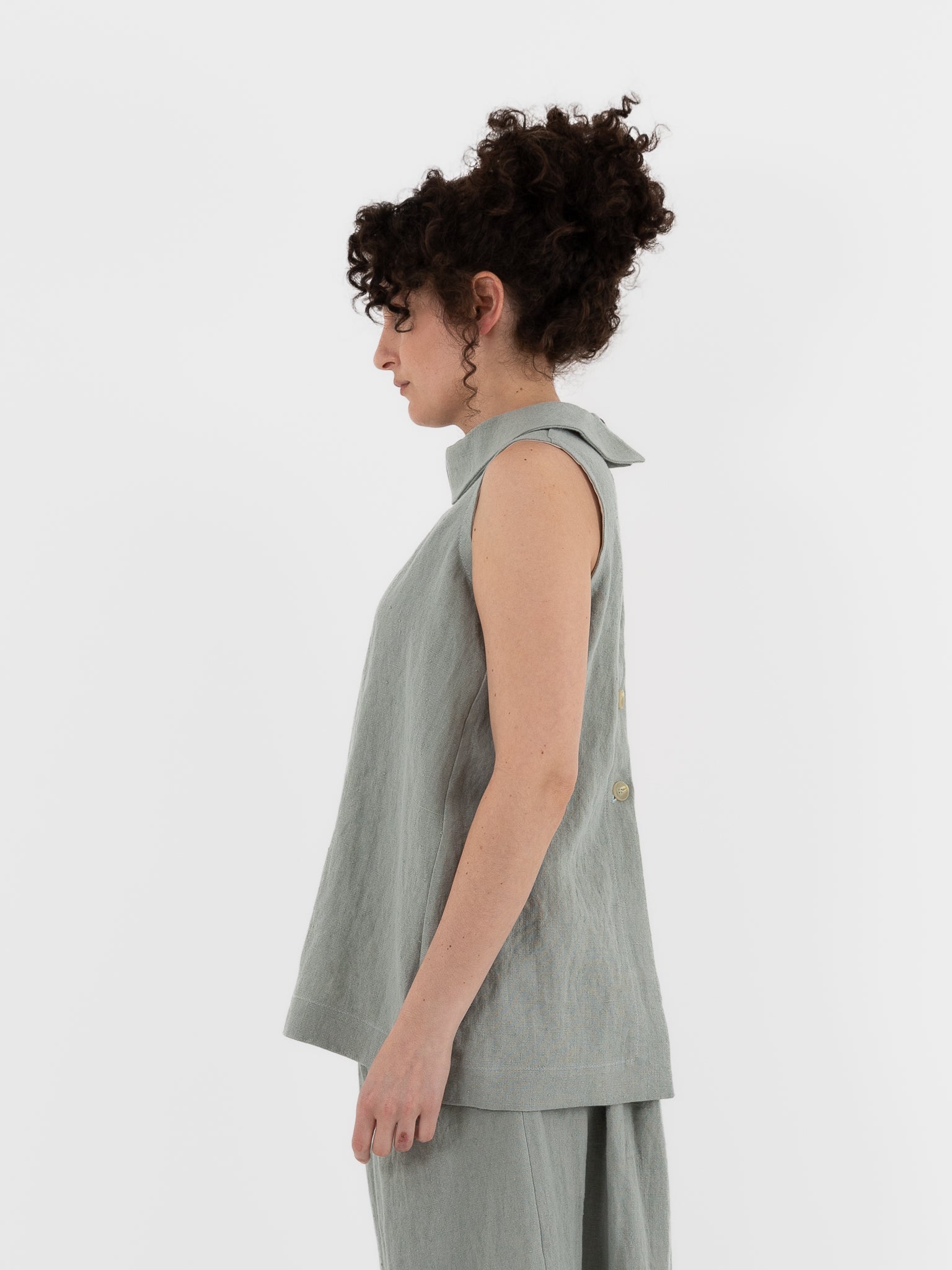 Der Antagonist Shirt 28 in Celadon - DER ANTAGONIST at Worthwhile - shop VEST