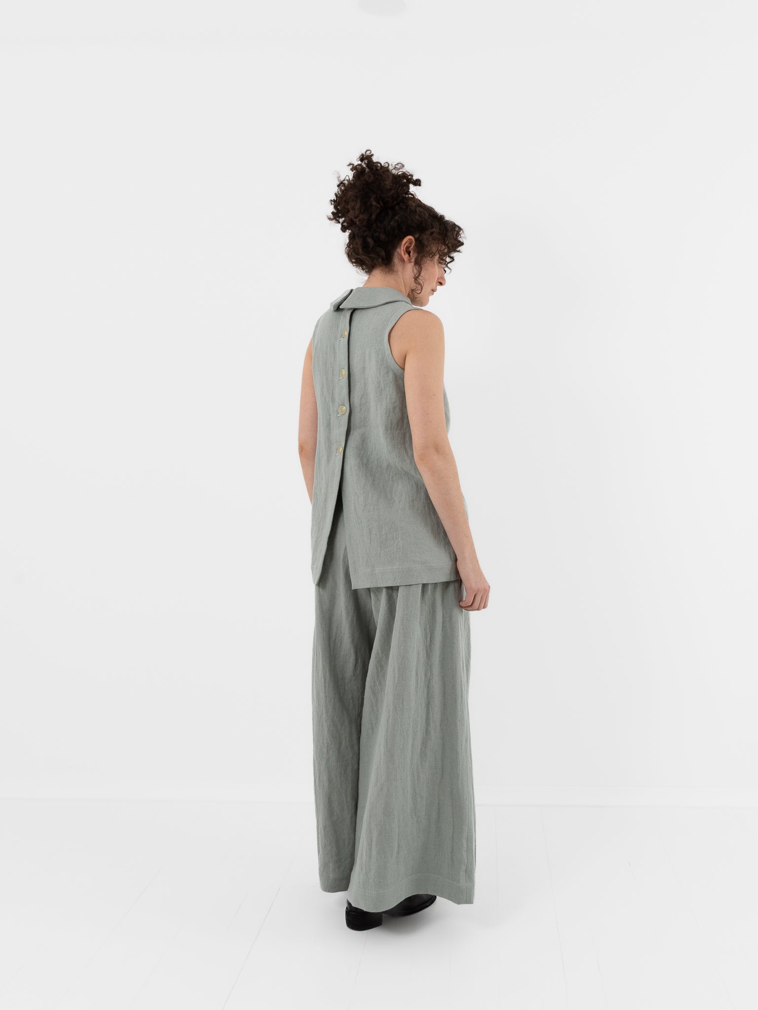 Der Antagonist Shirt 28 in Celadon - DER ANTAGONIST at Worthwhile - shop VEST