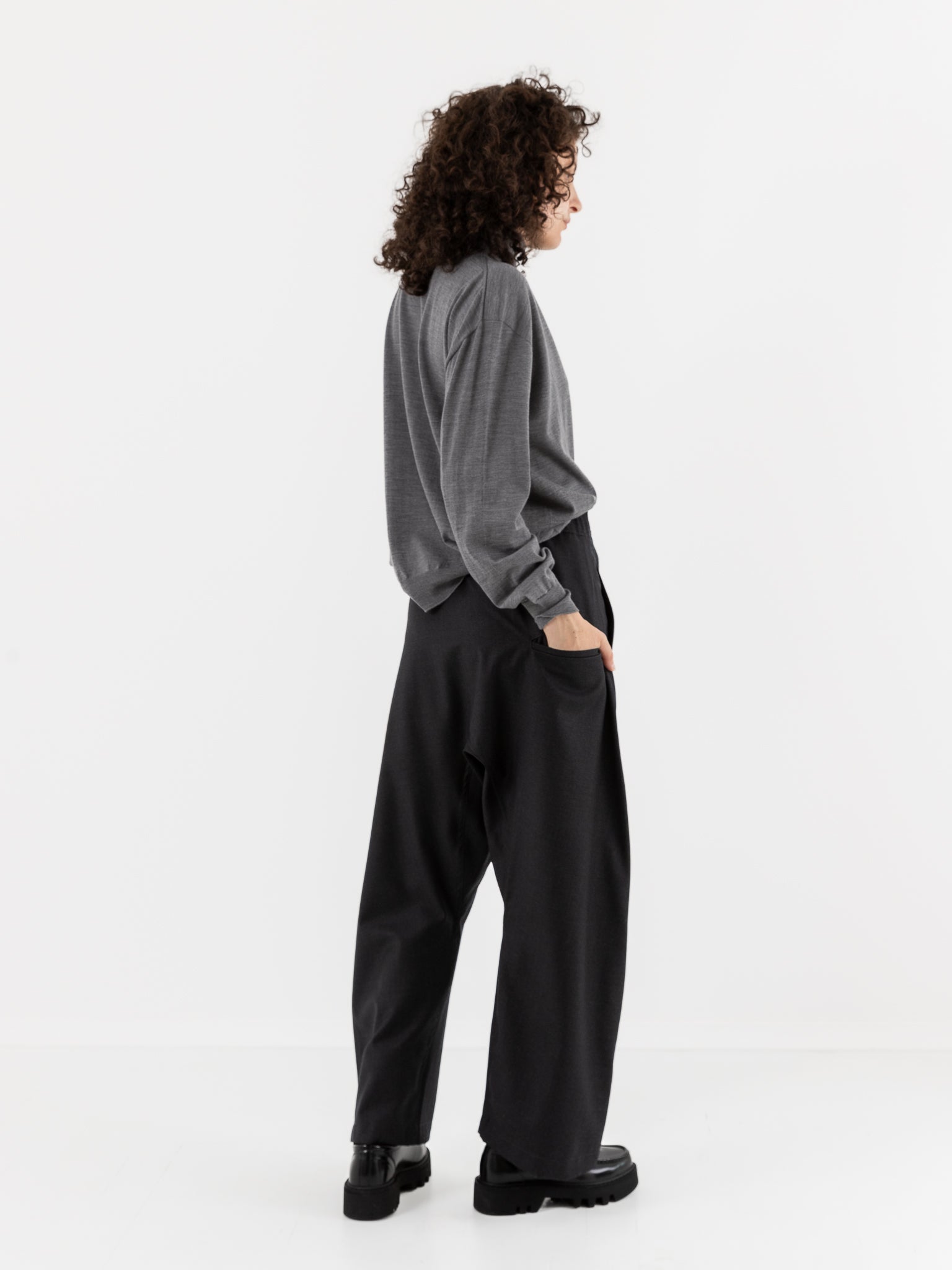 Sofie D'hoore ワイドパンツ Sofie D'Hoore Pinot Relaxed Low Crotch Pants in Woven Graphite